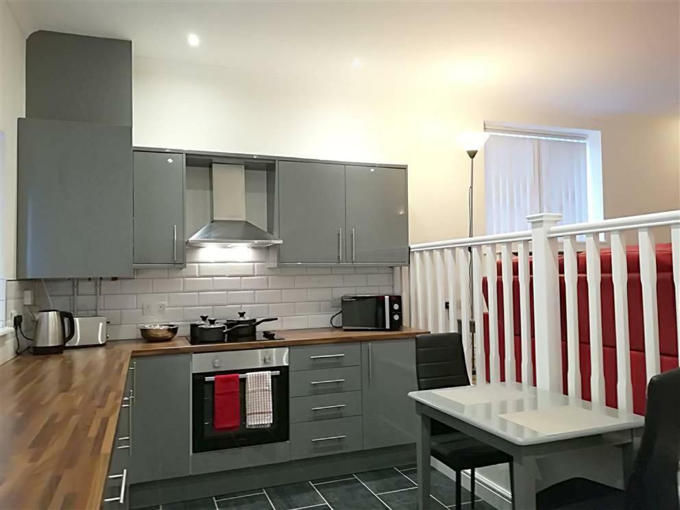 2 Bedroom Modern Apartment, Uplands, スウォンジー エクステリア 写真